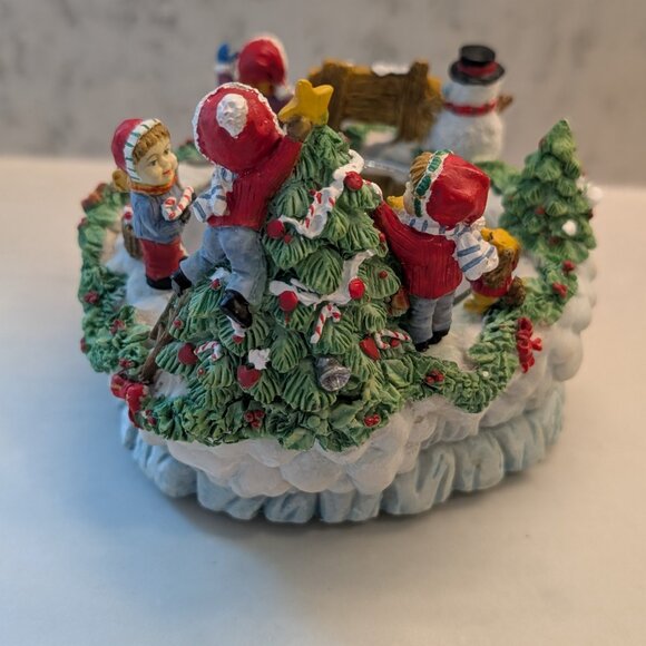 Santa's Trim Shoppe Polyresin Skating Pond Wind-up Music Box With Skating Person - Picture 10 of 17